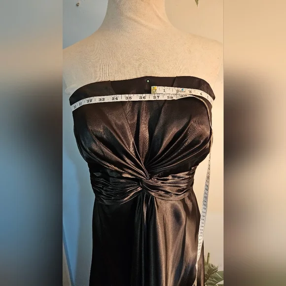 Elegant Satin Black Strapless Dress. Ruched Waistline. Size 8. Midi Length - Picture 4 of 4